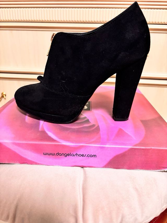 Botín negro con cremallera dorada