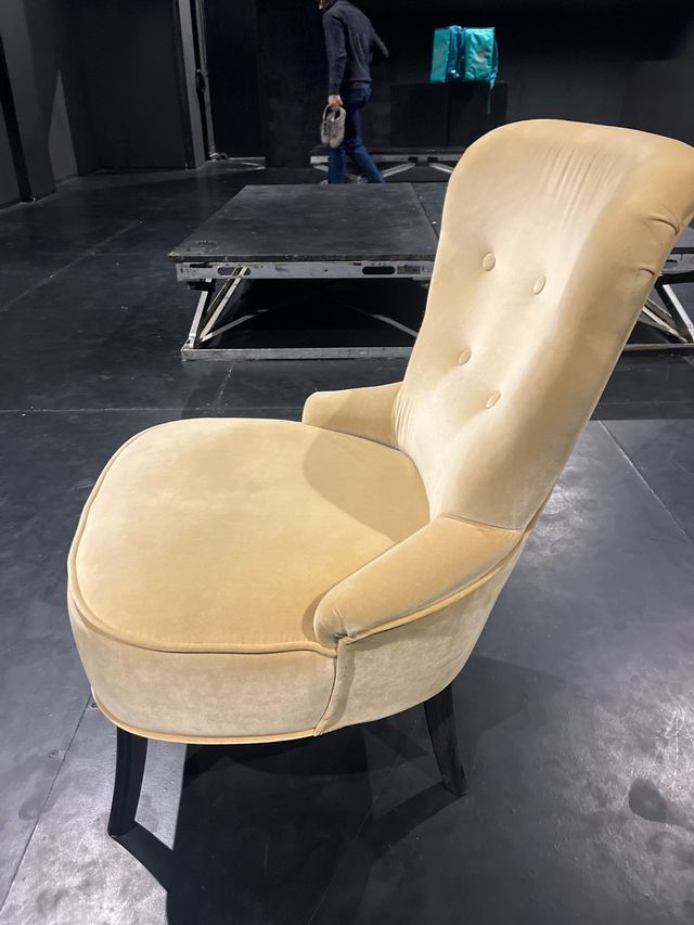 Butaca de terciopelo beige/dorado