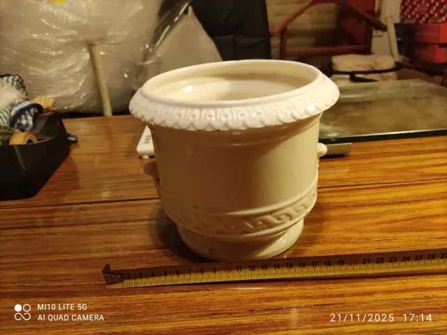 Jarrón de porcelana con relieve