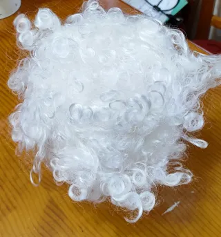 Peluca y barba blanca rizada