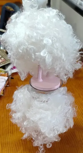 Peluca y barba blanca rizada