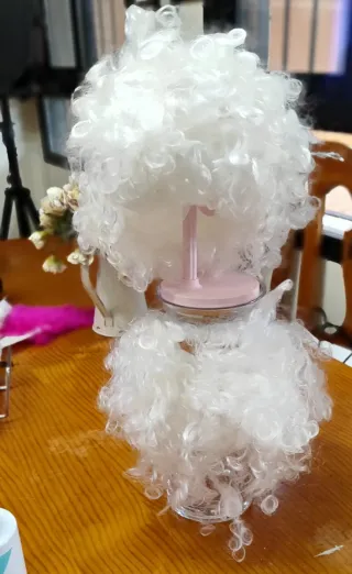 Peluca y barba blanca rizada