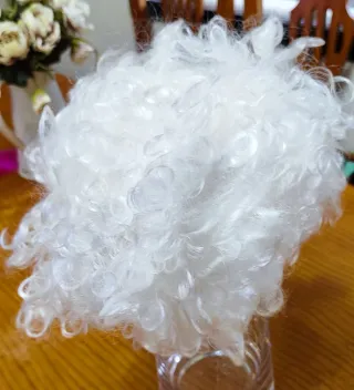 Peluca y barba blanca rizada