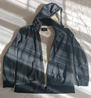 Chaqueta con capucha gris