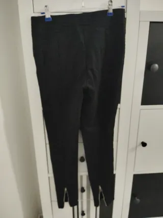 Pantalón negro chica con cremalleras