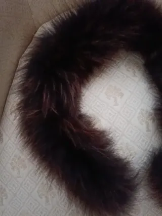 Cuello de piel marrón y negro