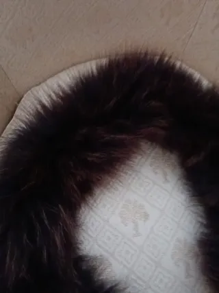 Cuello de piel marrón y negro