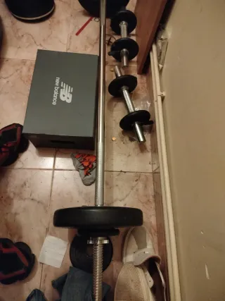 Barra olímpica con discos y pesas