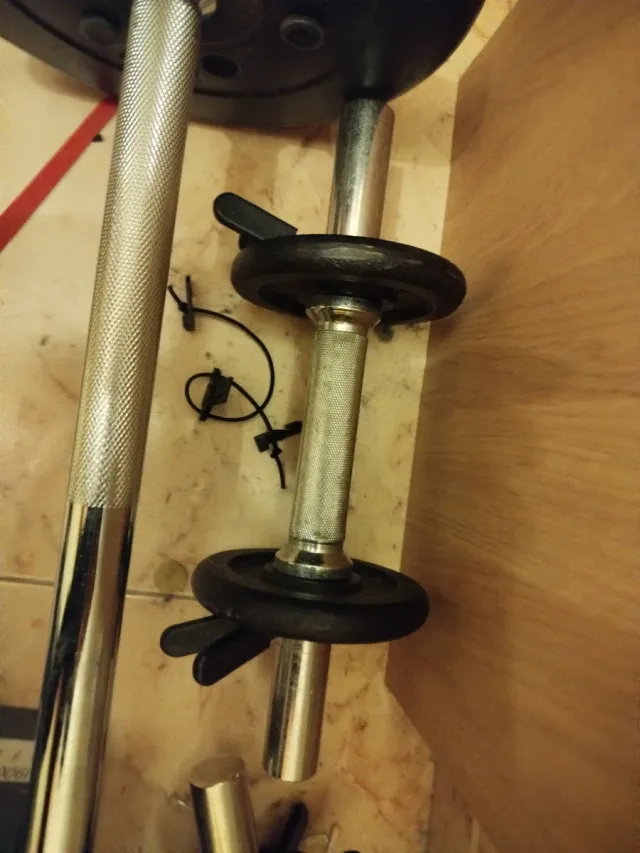 Barra olímpica con discos y pesas