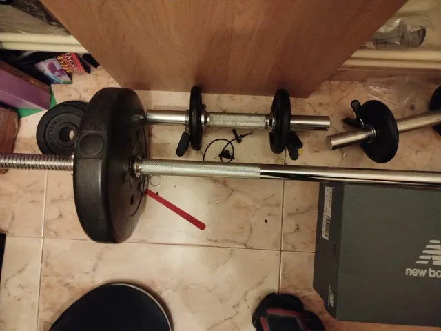 Barra olímpica con discos y pesas