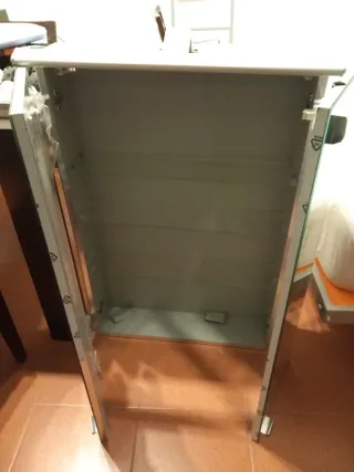 Armario de baño con espejo y lámpara fluorescente