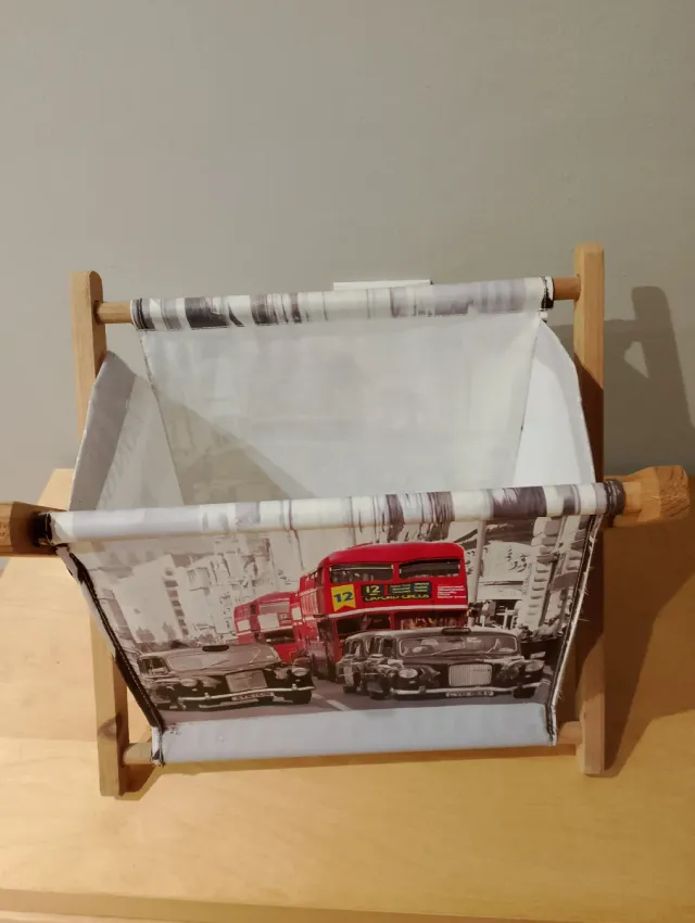Revistero de tela plastificada con diseño de Londr