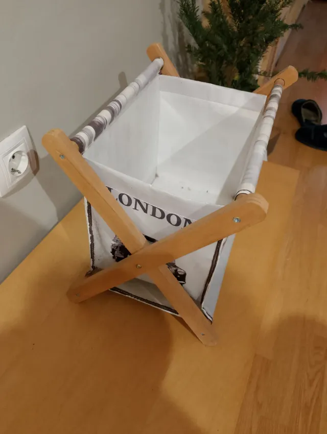 Revistero de tela plastificada con diseño de Londr