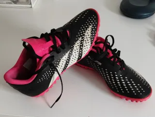 Zapatillas Adidas Predator multitaco negras y rosa