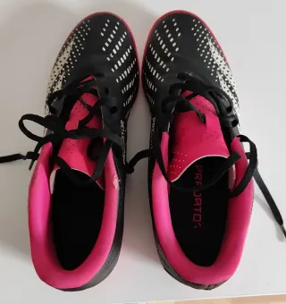Zapatillas Adidas Predator multitaco negras y rosa