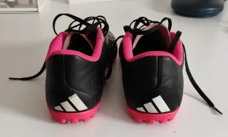 Zapatillas Adidas Predator multitaco negras y rosa
