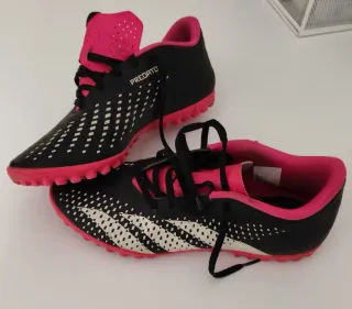 Zapatillas Adidas Predator multitaco negras y rosa