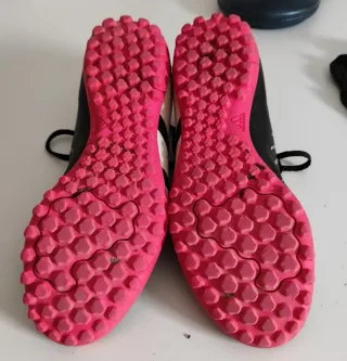 Zapatillas Adidas Predator multitaco negras y rosa