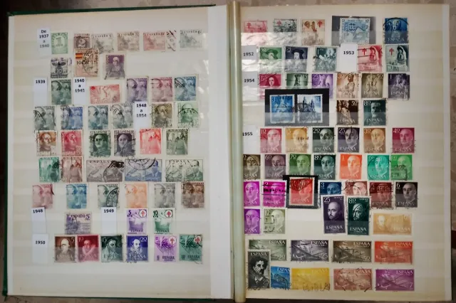 Álbum de 600 Selos Usados da Espanha