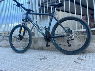 Bicicleta MTB con frenos de disco i con suspensión