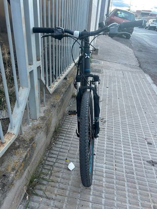 Bicicleta MTB con frenos de disco i con suspensión