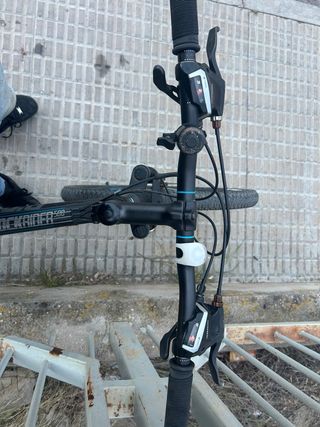 Bicicleta MTB con frenos de disco i con suspensión