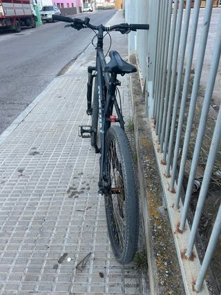 Bicicleta MTB con frenos de disco i con suspensión