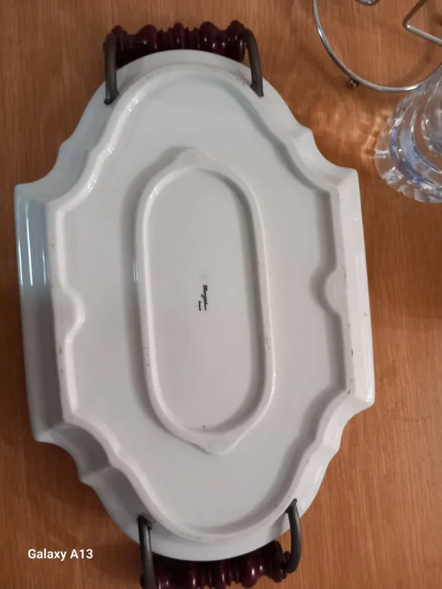 Vassoio in ceramica con manici