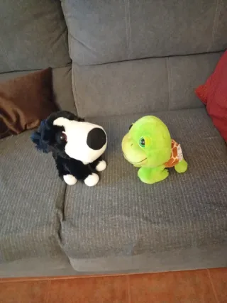 2 Peluches Perro y Rana Verde