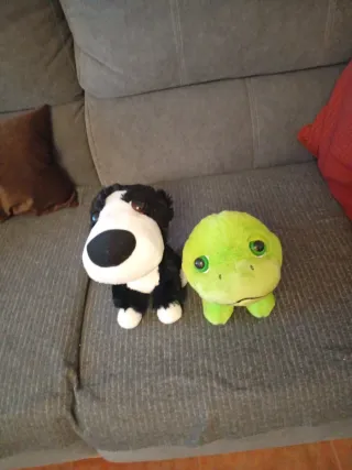 2 Peluches Perro y Rana Verde