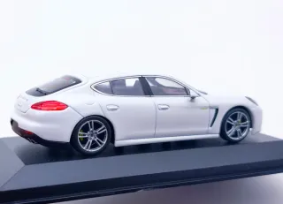 PORSCHE PANAMERA S E-HYBRID 1:43 MINICHAMPS