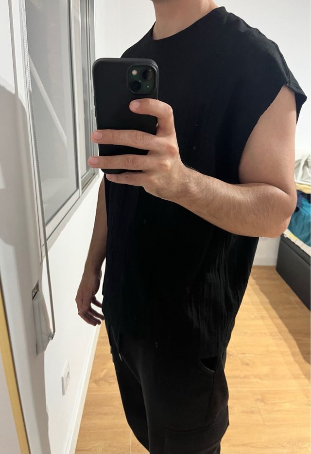 Camiseta negra sin mangas