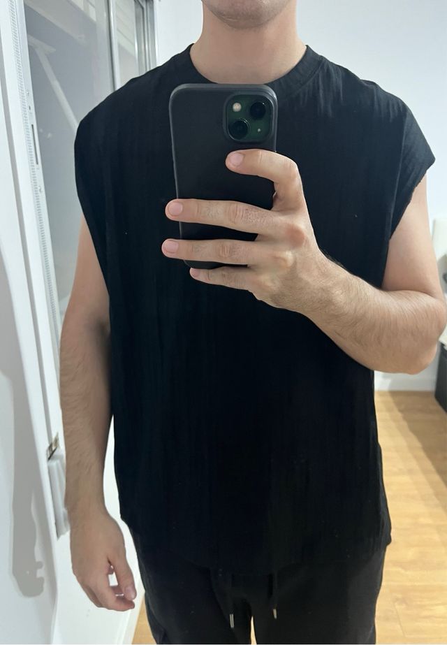 Camiseta negra sin mangas