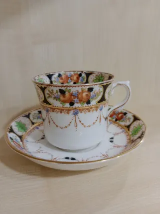 Taza de té antigua con platillo