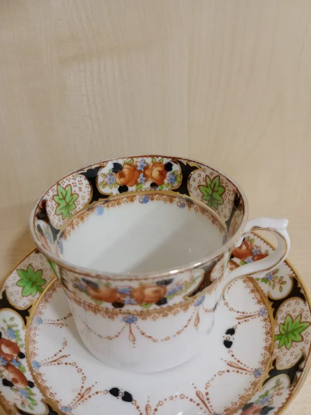 Taza de té antigua con platillo