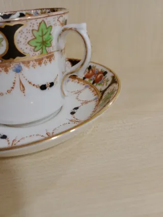 Taza de té antigua con platillo
