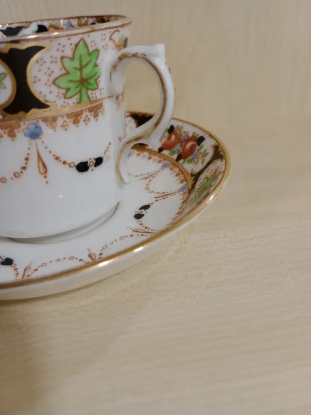 Taza de té antigua con platillo