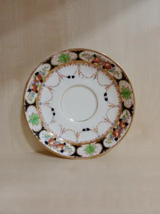 Taza de té antigua con platillo