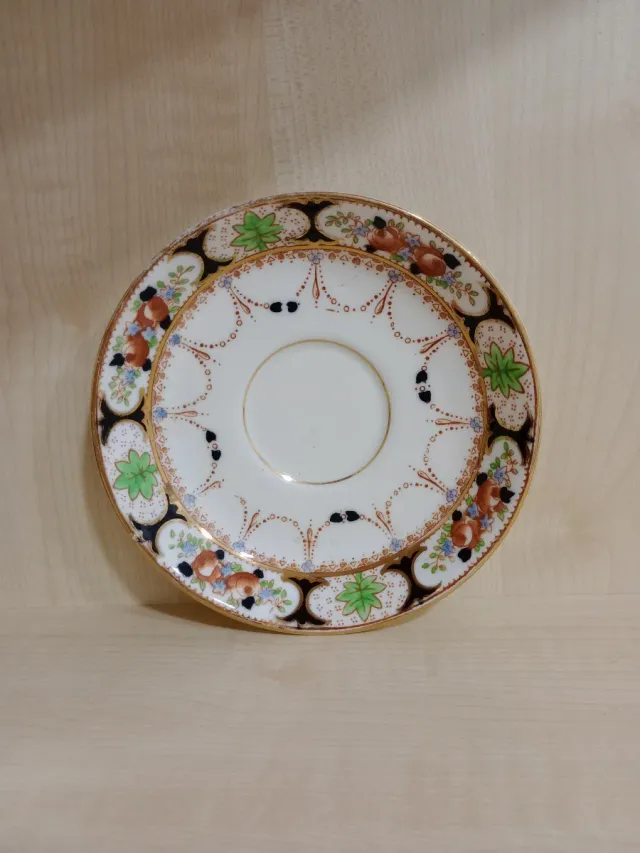 Taza de té antigua con platillo