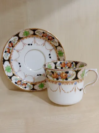 Taza de té antigua con platillo