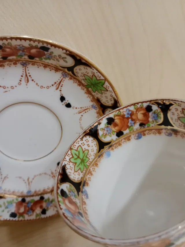 Taza de té antigua con platillo