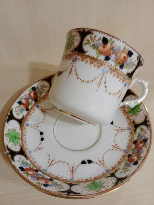 Taza de té antigua con platillo