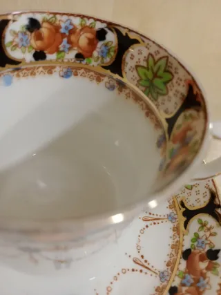 Taza de té antigua con platillo