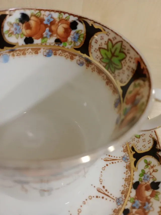 Taza de té antigua con platillo