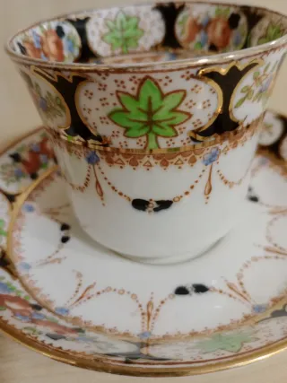 Taza de té antigua con platillo