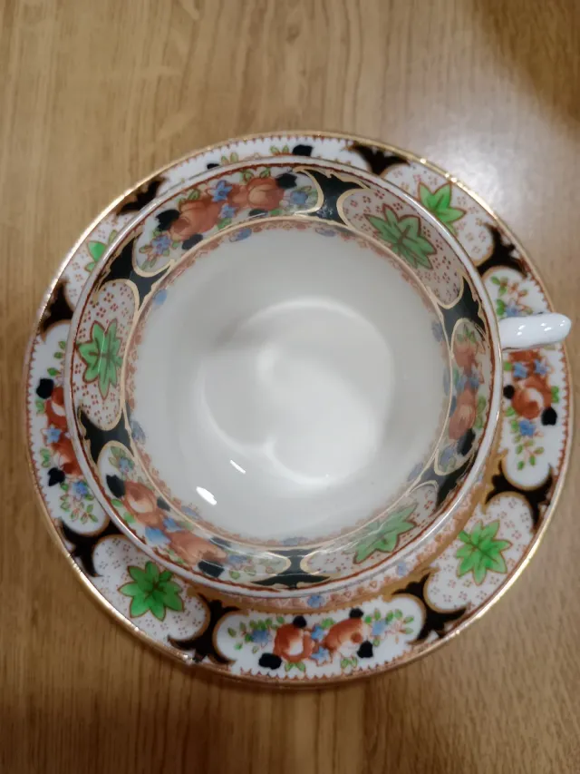 Taza de té antigua con platillo