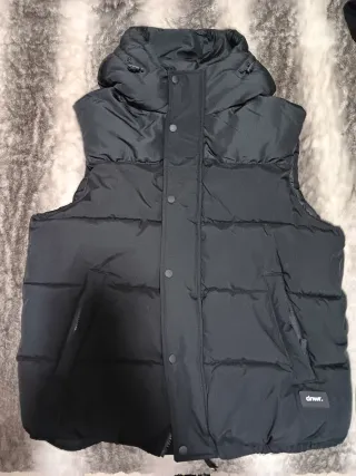 Chaleco acolchado con capucha negra