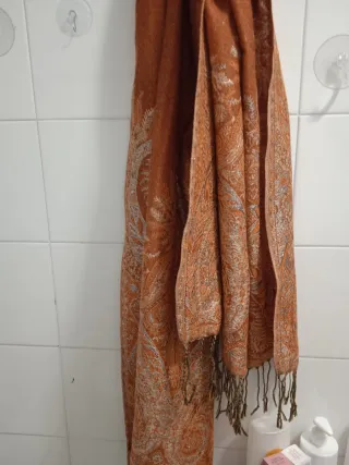 Chal largo con flecos dorado y naranja