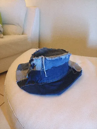 Cappello in jeans fatto a mano
