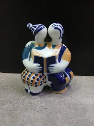 Pareja leyendo Sargadelos